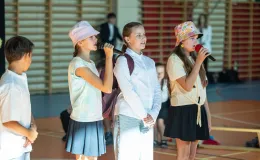 na zdjęciu osoby podczas rozpoczęcia roku i otwarcia placu zabaw