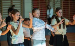 na zdjęciu osoby podczas rozpoczęcia roku i otwarcia placu zabaw