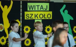 na zdjęciu osoby podczas rozpoczęcia roku i otwarcia placu zabaw