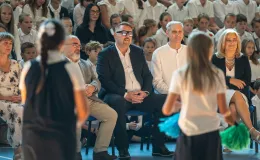 na zdjęciu osoby podczas rozpoczęcia roku i otwarcia placu zabaw