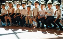 na zdjęciu osoby podczas rozpoczęcia roku i otwarcia placu zabaw