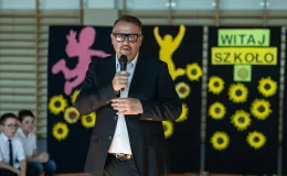 na zdjęciu osoby podczas rozpoczęcia roku i otwarcia placu zabaw
