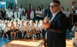 na zdjęciu osoby podczas rozpoczęcia roku i otwarcia placu zabaw