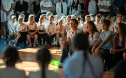 na zdjęciu osoby podczas rozpoczęcia roku i otwarcia placu zabaw