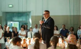 na zdjęciu osoby podczas rozpoczęcia roku i otwarcia placu zabaw