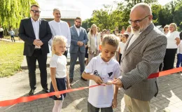 na zdjęciu osoby podczas rozpoczęcia roku i otwarcia placu zabaw