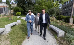 na zdjęciu osoby podczas rozpoczęcia roku i otwarcia placu zabaw