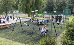 na zdjęciu osoby podczas rozpoczęcia roku i otwarcia placu zabaw