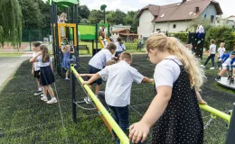 na zdjęciu osoby podczas rozpoczęcia roku i otwarcia placu zabaw