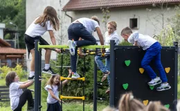 na zdjęciu osoby podczas rozpoczęcia roku i otwarcia placu zabaw
