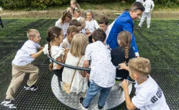 na zdjęciu osoby podczas rozpoczęcia roku i otwarcia placu zabaw