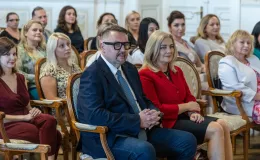 na zdjęciu osoby podczas uroczystości