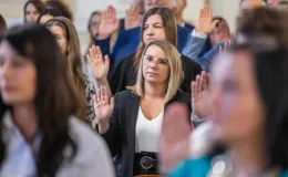 na zdjęciu osoby podczas uroczystości