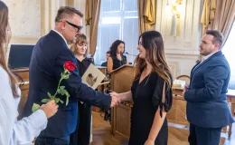 na zdjęciu osoby podczas uroczystości