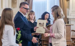 na zdjęciu osoby podczas uroczystości