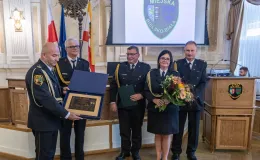 na zdjęciu osoby podczas uroczyści