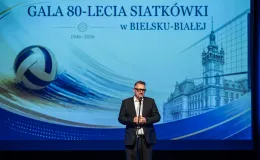 na zdjęciu osoby na scenie