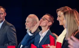 na zdjęciu osoby na scenie