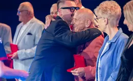 na zdjęciu osoby na scenie
