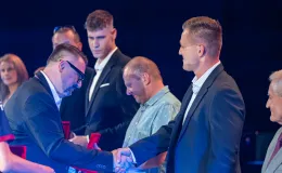 na zdjęciu osoby na scenie