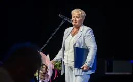 na zdjęciu osoby na scenie