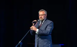 na zdjęciu osoby na scenie