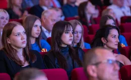na zdjęciu osoby na scenie
