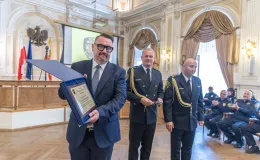na zdjęciu osoby podczas uroczyści