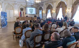 na zdjęciu osoby podczas uroczyści