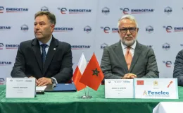 na zdjęciu osoby podczas podpisania