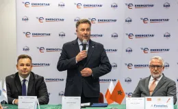 na zdjęciu osoby podczas podpisania
