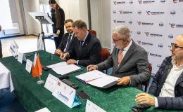 na zdjęciu osoby podczas podpisania