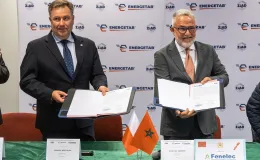 na zdjęciu osoby podczas podpisania