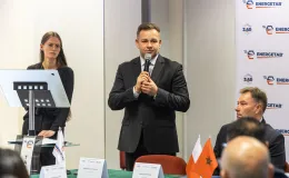 na zdjęciu osoby podczas podpisania