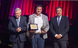 na zdjęciu osoby podczas gali rozdania nagród
