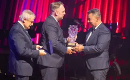 na zdjęciu osoby podczas gali rozdania nagród