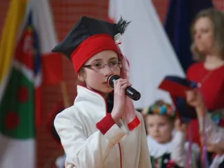 Otwarcie sali gimnastycznej - na zdjęciu przemawiający uczeń 