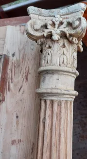Kolumna listwy przymykowej w trakcie czyszczenia. 