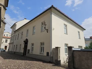 Plebania katedralna widok elewacji po remoncie.