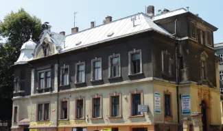 3 Maja 17 widok na budynek przed remontem.