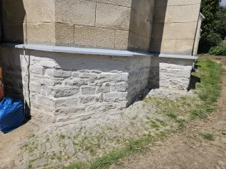 Kaplica na cmentarzu ewangelickim cokół kamienny po renowacji.