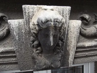 Cieszyńska 14 stan detalu elewacji przed remontem.