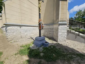 Kaplica na cmentarzu ewangelickim cokół kamienny po renowacji.
