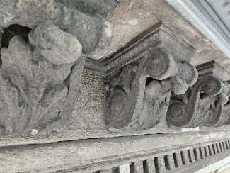 Krakowska 2 stan detalu sztukatorskiego przed remontem. 