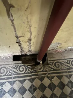 Staszica 3 stan posadzki ceramicznej na klatce schodowej przed remontem.