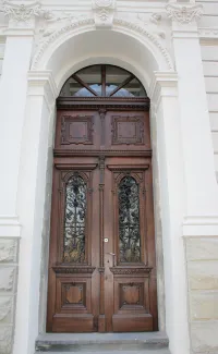 Willa przy ul. 3 Maja 13 stolarka drzwi wejściowych po konserwacji.