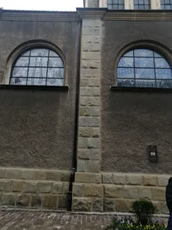 Elementy kamienne przed oczyszczeniem i konserwacją. 
