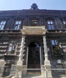 Portal wejściowy wraz z balkonem i drzwiami po renowacji.