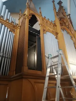 Otwarty prospekt organowy zaprasza do wnętrza. 