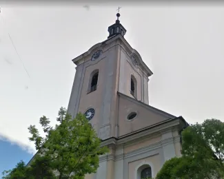 Korpus wieżowy z widocznymi ubytkami i zniszczeniami. 